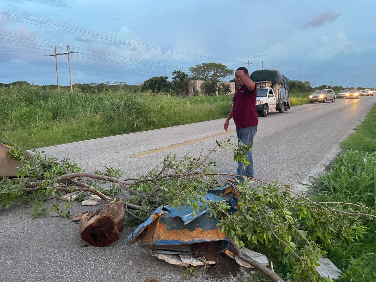 Bloqueo en Seybaplaya: vecinos protestan tras 24 horas sin luz y paralizan carretera Campeche-Champotón