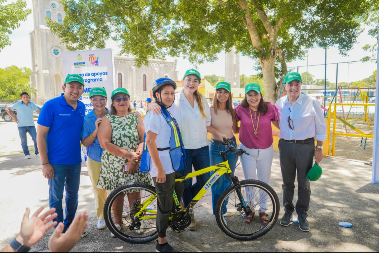Cecilia Patrón entregó bicicletas y accesorios de seguridad a integrantes del proyecto Rutas Xcunyá