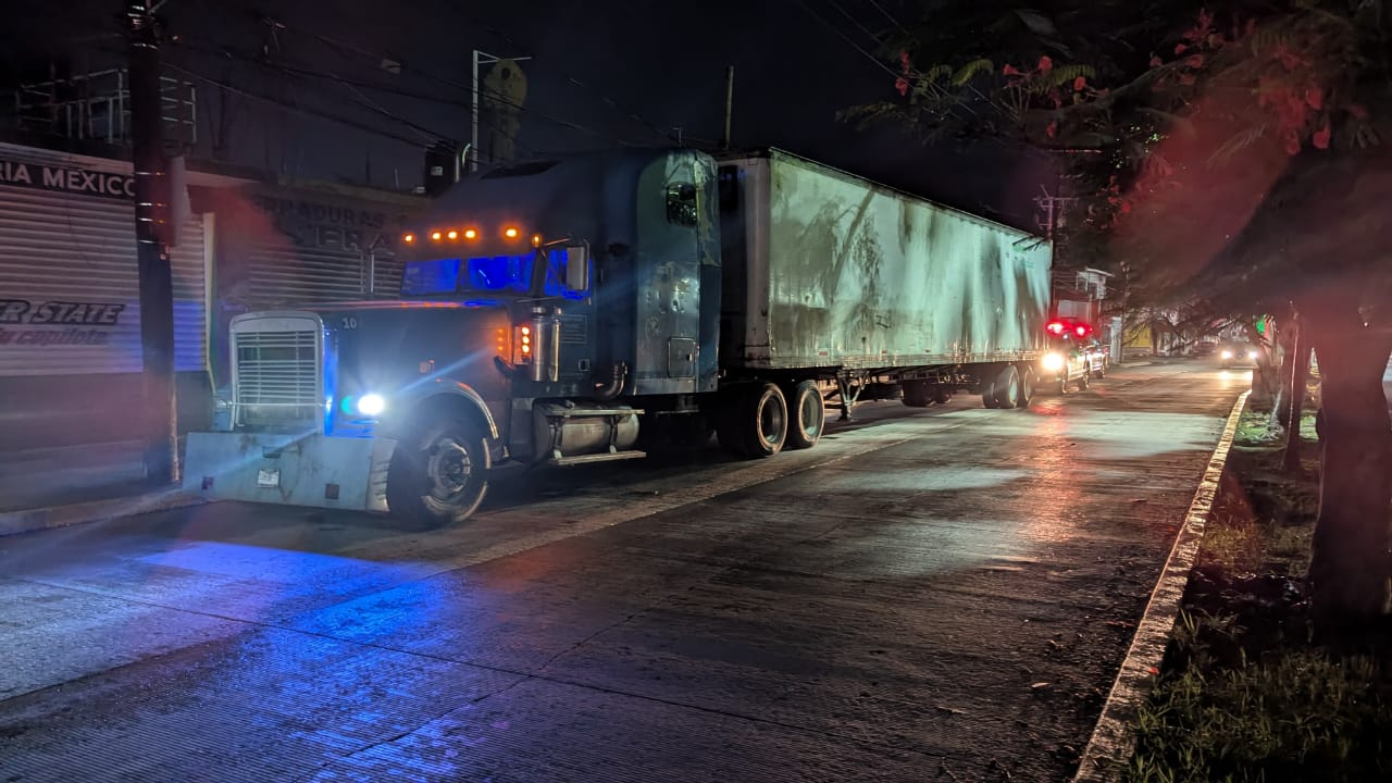 Detienen tráiler por dañar luminaria municipal en la colonia Benito Juárez de Ciudad del Carmen