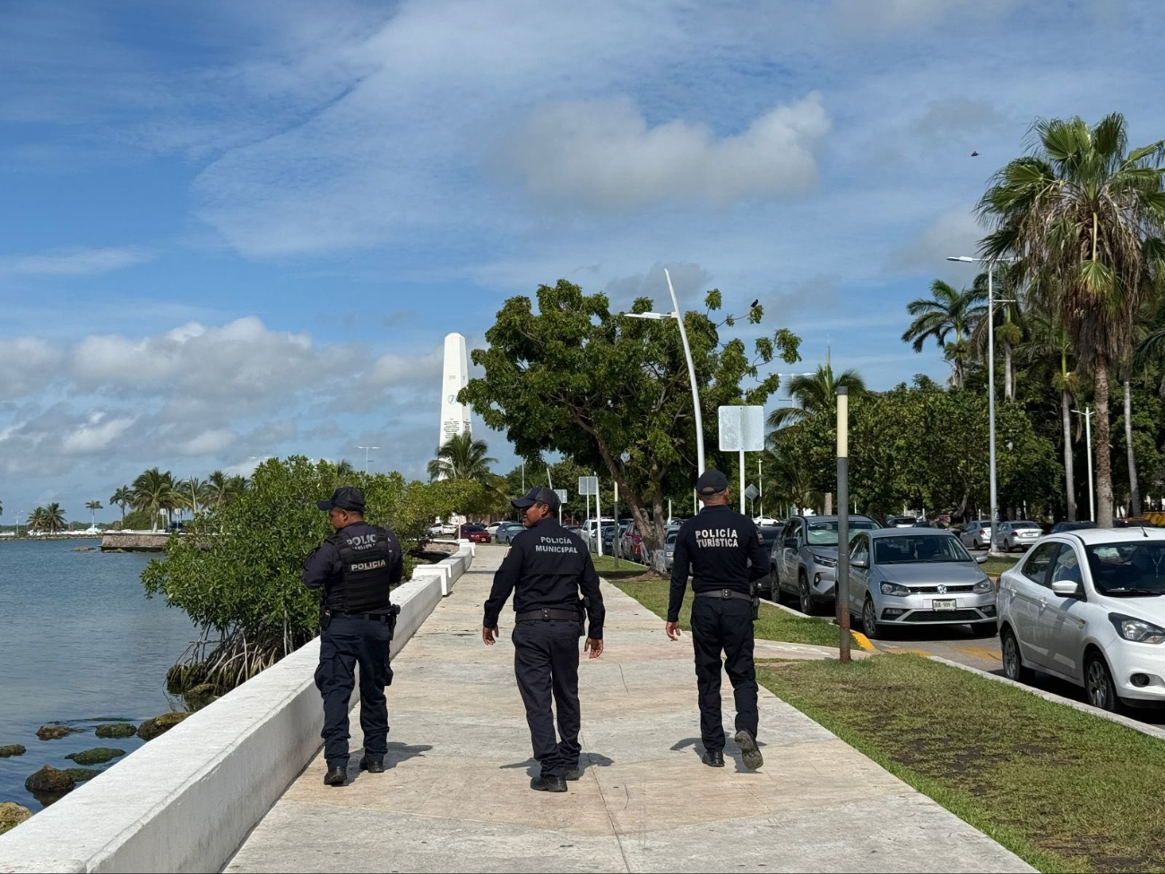 Elementos policiacos recorren la ciudad para asegurar el bienestar de los visitates. Elementos policiacos recorren la ciudad para asegurar el bienestar de los visitates.