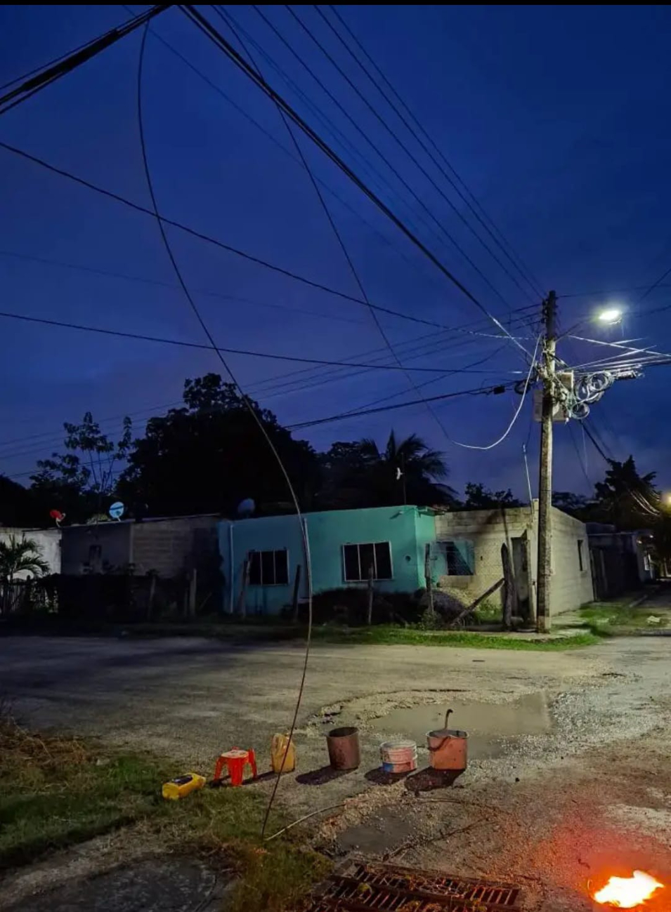 Explosión y apagón en colonia; CFE tarda horas en atender emergencia eléctrica