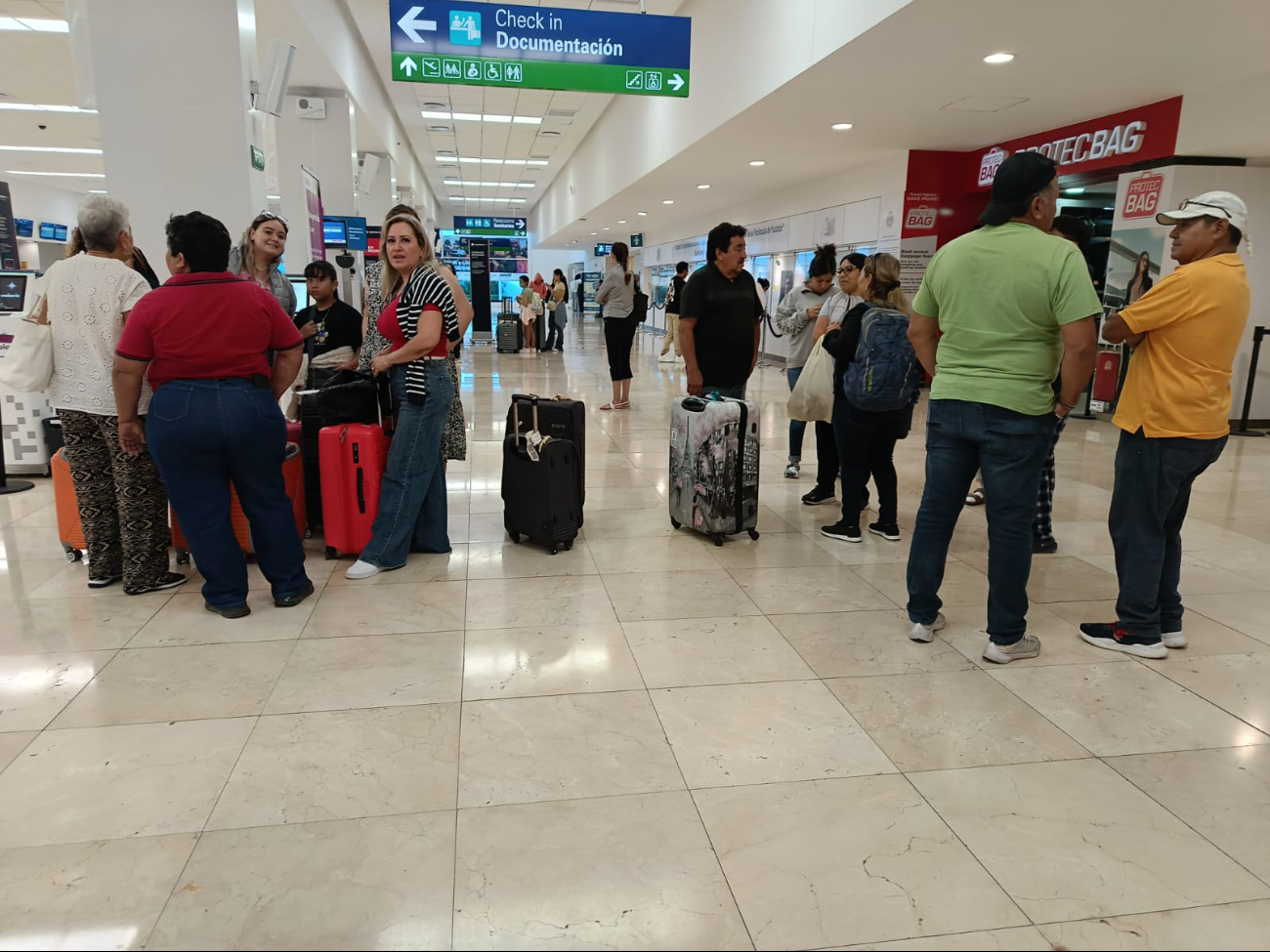 Hay regular afluencia de pasajeros en el aeropuerto de Mérida