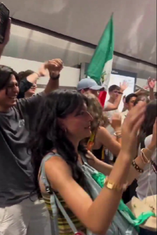 Los mexicanos pusieron música y comenzaron a cantar frente al sujeto enojado.