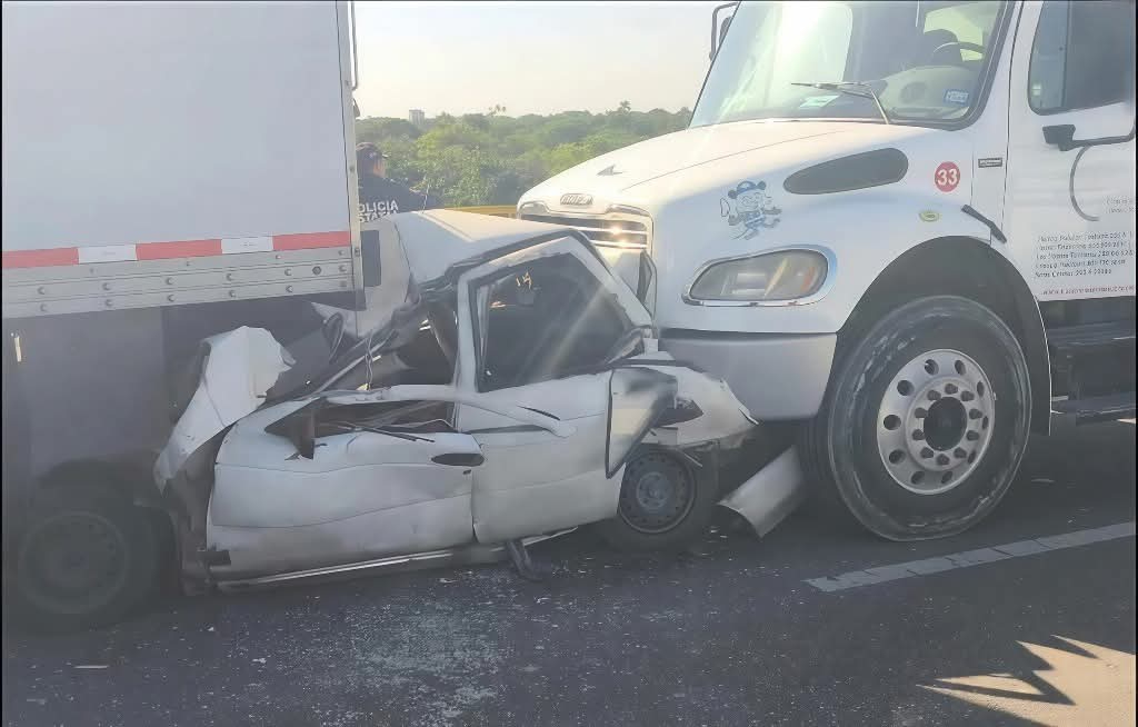 Operador de un camión refrigerado impacta por alcance a un coche que queda prensado con otro Operador de un camión refrigerado impacta por alcance a un coche que queda prensado con otro