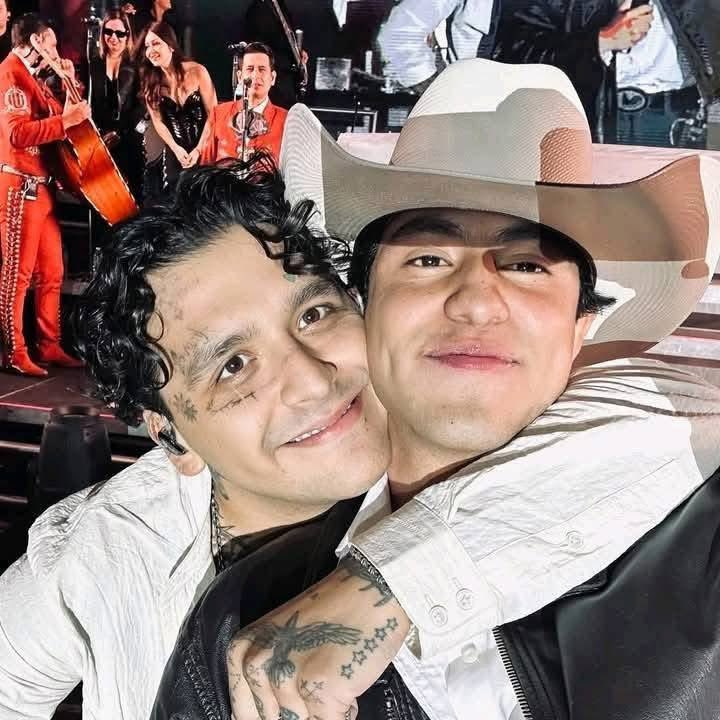 pasado de copas se dejó ver Nodal en su concierto pasado de copas se dejó ver Nodal en su concierto