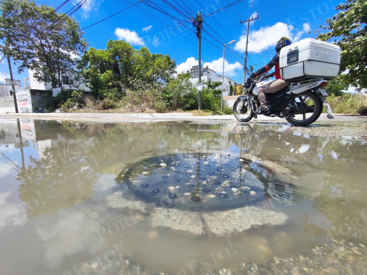 El mal olor de las aguas incomoda a los vecinos, teniendo que cerrar sus ventanas
