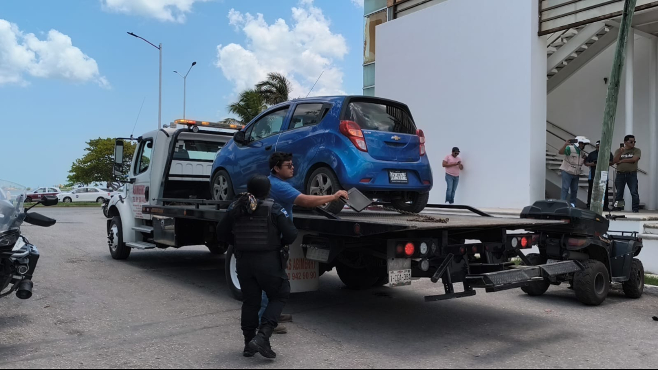 Cerca de 40 taxistas en Campeche detuvieron ilegalmente a un joven conductor de Indrive junto con su vehículo. Cerca de 40 taxistas en Campeche detuvieron ilegalmente a un joven conductor de Indrive junto con su vehículo.