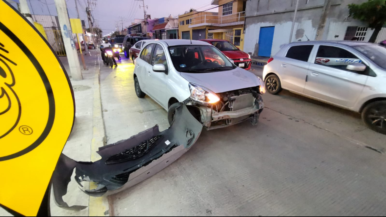 Percance vial entre auto y motocicleta causa daños en la Colonia San Carlos Percance vial entre auto y motocicleta causa daños en la Colonia San Carlos