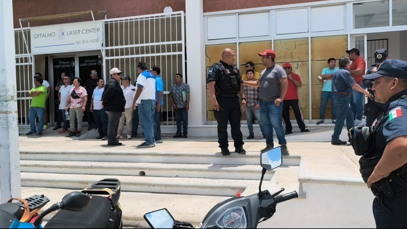 Taxistas llamaron a inspectores de la Artec y a policías estatales, mientras increpaban al joven con insultos por prestar un supuesto servicio ilegal. Taxistas llamaron a inspectores de la Artec y a policías estatales, mientras increpaban al joven con insultos por prestar un supuesto servicio ilegal.