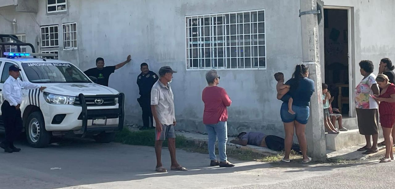 Tensión en Champotón: Encuentran hombre tirado en la banqueta y no llega la ambulancia