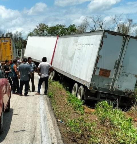 Tráiler de doble remolque se accidentó en la carretera federal 184 Tráiler de doble remolque se accidentó en la carretera federal 184