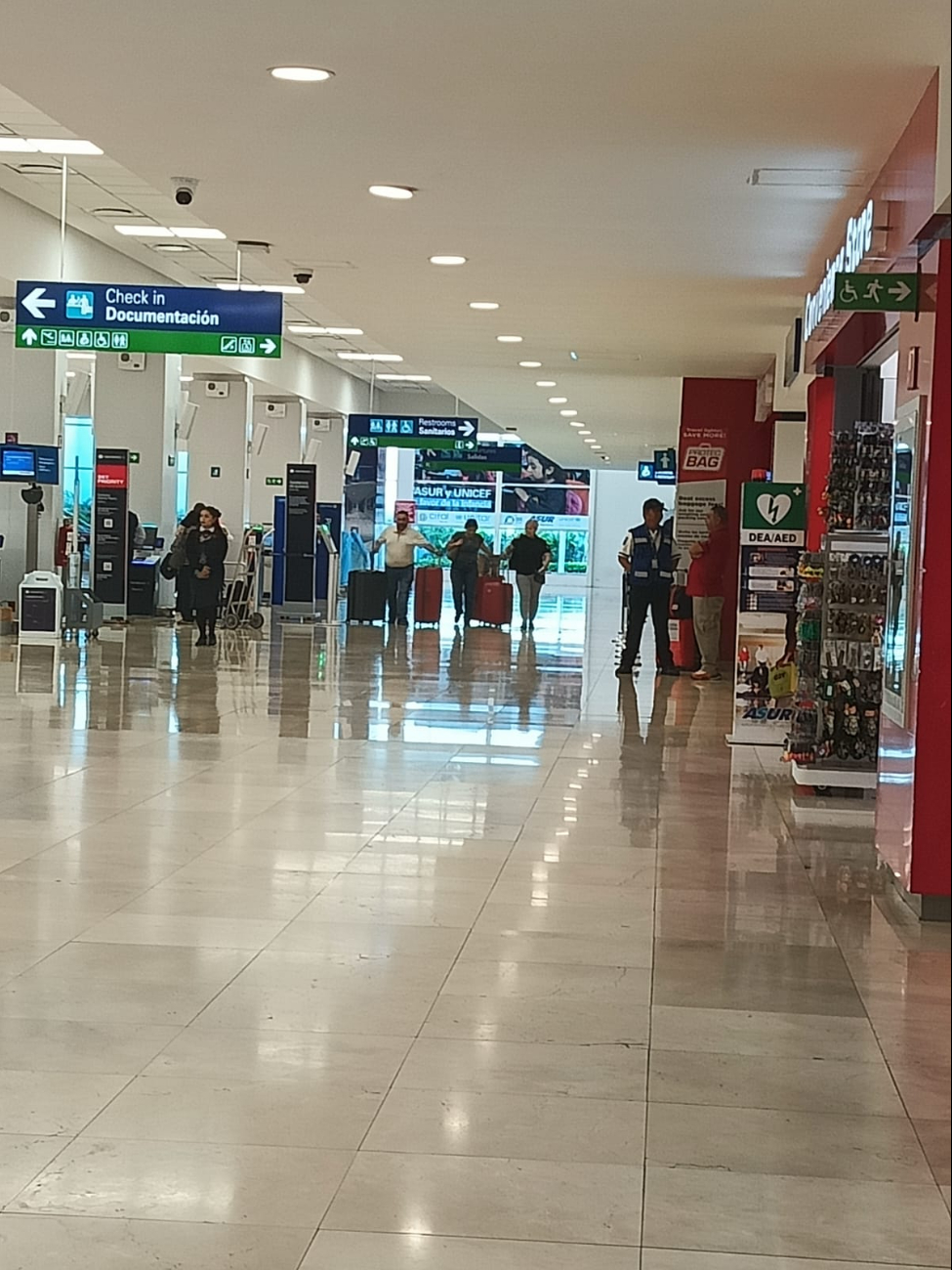 Aeroméxico, Viva Aerobús, Volaris, United y American Airlines operan vuelos de llegada y salida. Aeroméxico, Viva Aerobús, Volaris, United y American Airlines operan vuelos de llegada y salida.