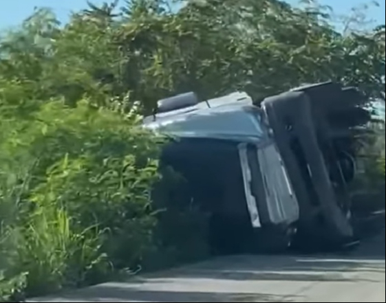 Conductores locales señalan que la carretera está en mal estado y es muy angosta, lo que representa un riesgo constante. Conductores locales señalan que la carretera está en mal estado y es muy angosta, lo que representa un riesgo constante.