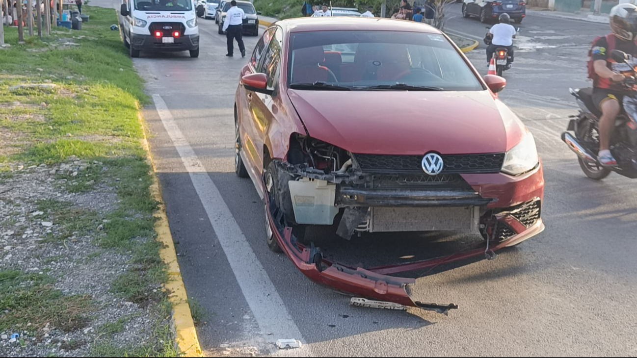 El auto quedó completamente dañado del frente. El auto quedó completamente dañado del frente.