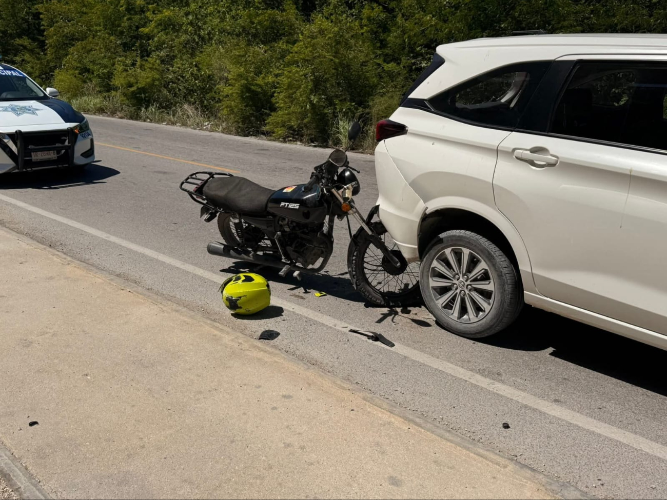 El conductor de la motocicleta no quiso ser trasladado a un hospital.