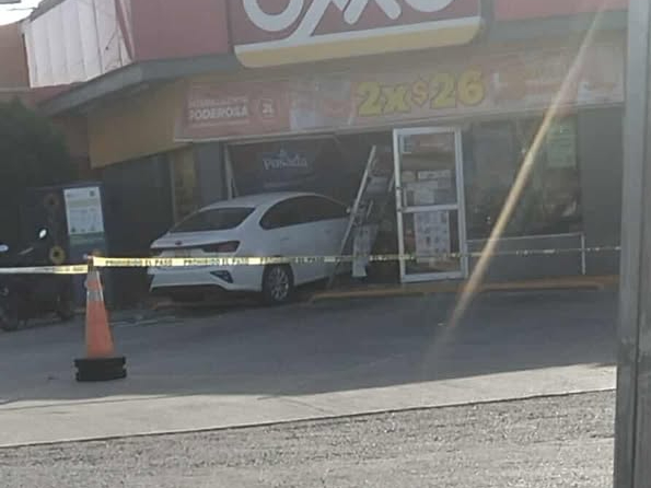 El hombre se impactó contra el acceso del establecimiento