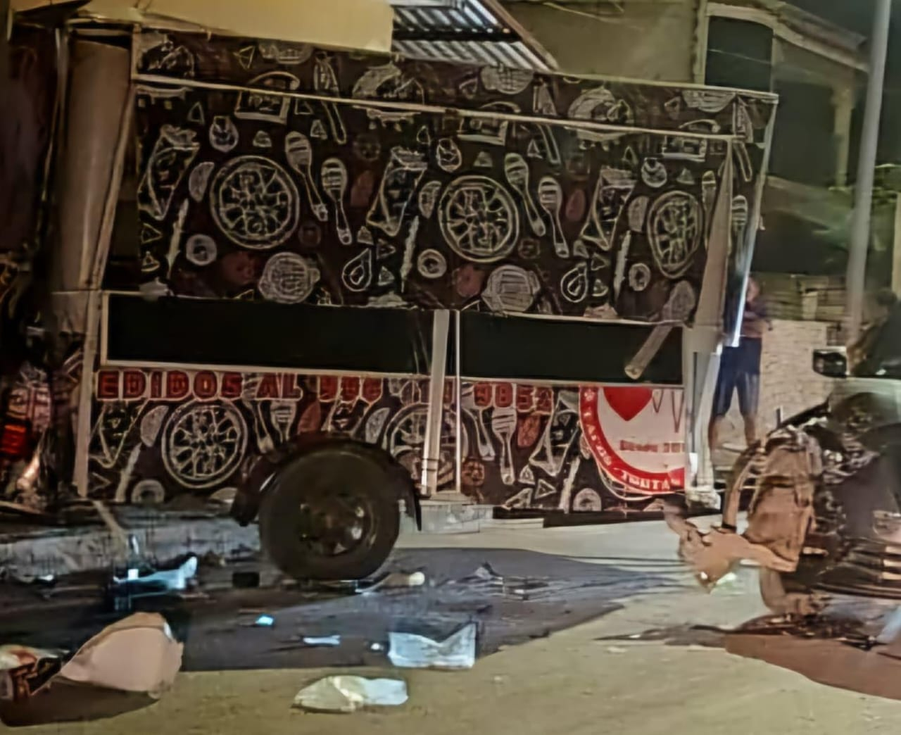La colisión causó daños materiales considerables; no se reportaron personas lesionadas. La colisión causó daños materiales considerables; no se reportaron personas lesionadas.
