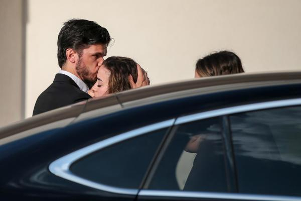 La esposa del futbolista llegando al servicio funeral La esposa del futbolista llegando al servicio funeral