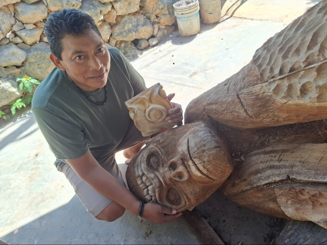 La madera pesa más de 200 kilos y requiere varias personas para moverla. La madera pesa más de 200 kilos y requiere varias personas para moverla.