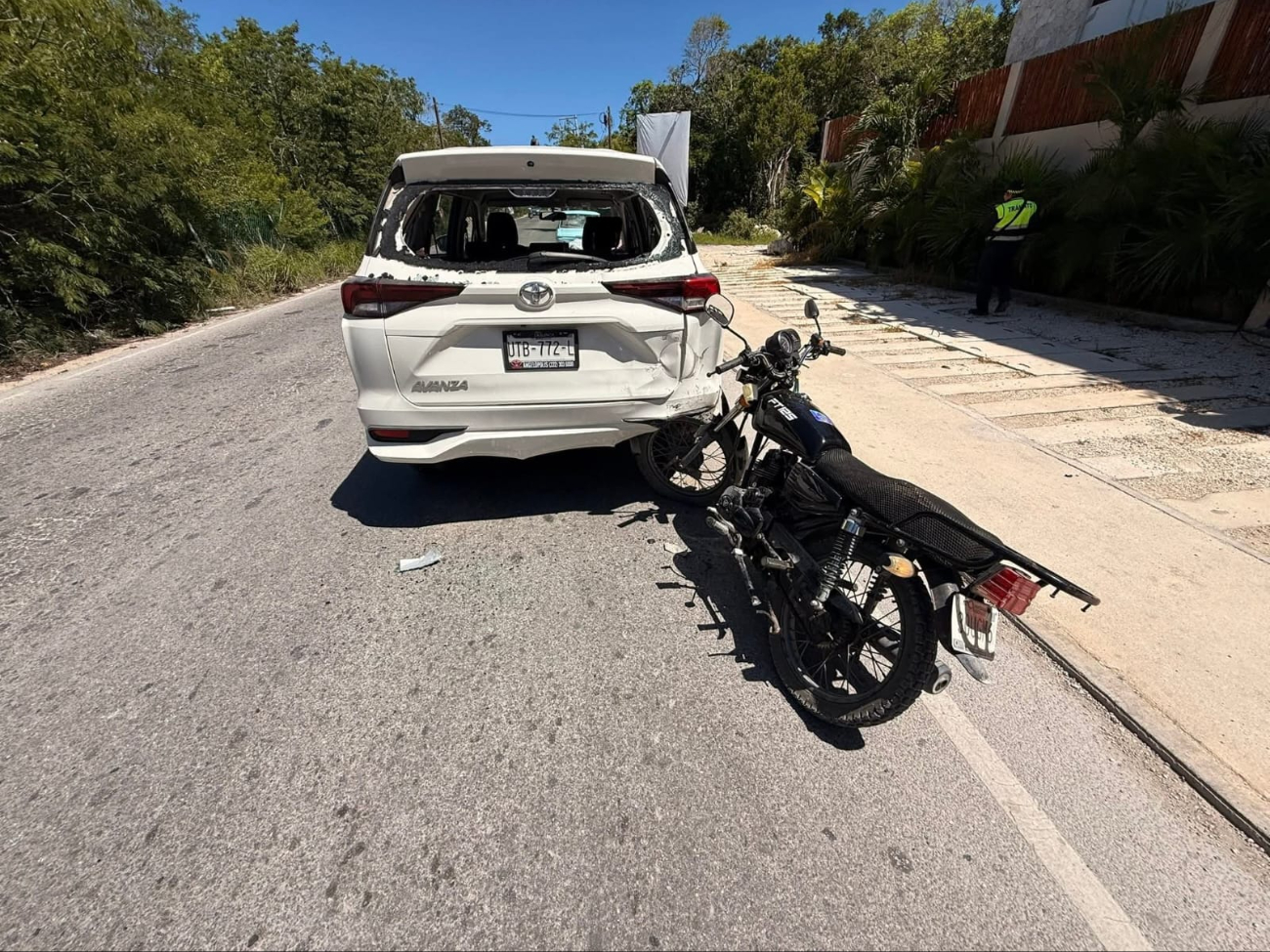 Motociclista se impacta contra una camioneta en la carretera Tulum–Boca Paila