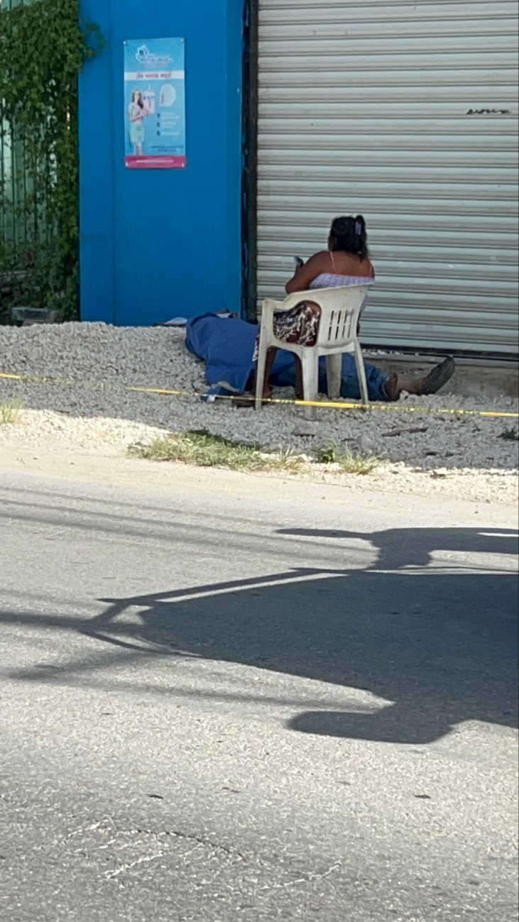 La mujer se sentó a lado del cuerpo de su esposa y lo cuidó hasta el último momento. La mujer se sentó a lado del cuerpo de su esposa y lo cuidó hasta el último momento.