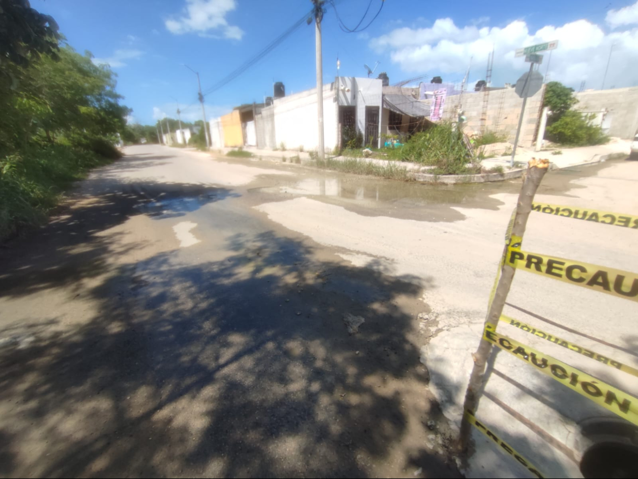 Las aguas residuales se pueden ver en diferentes puntos de la colonia. Las aguas residuales se pueden ver en diferentes puntos de la colonia.