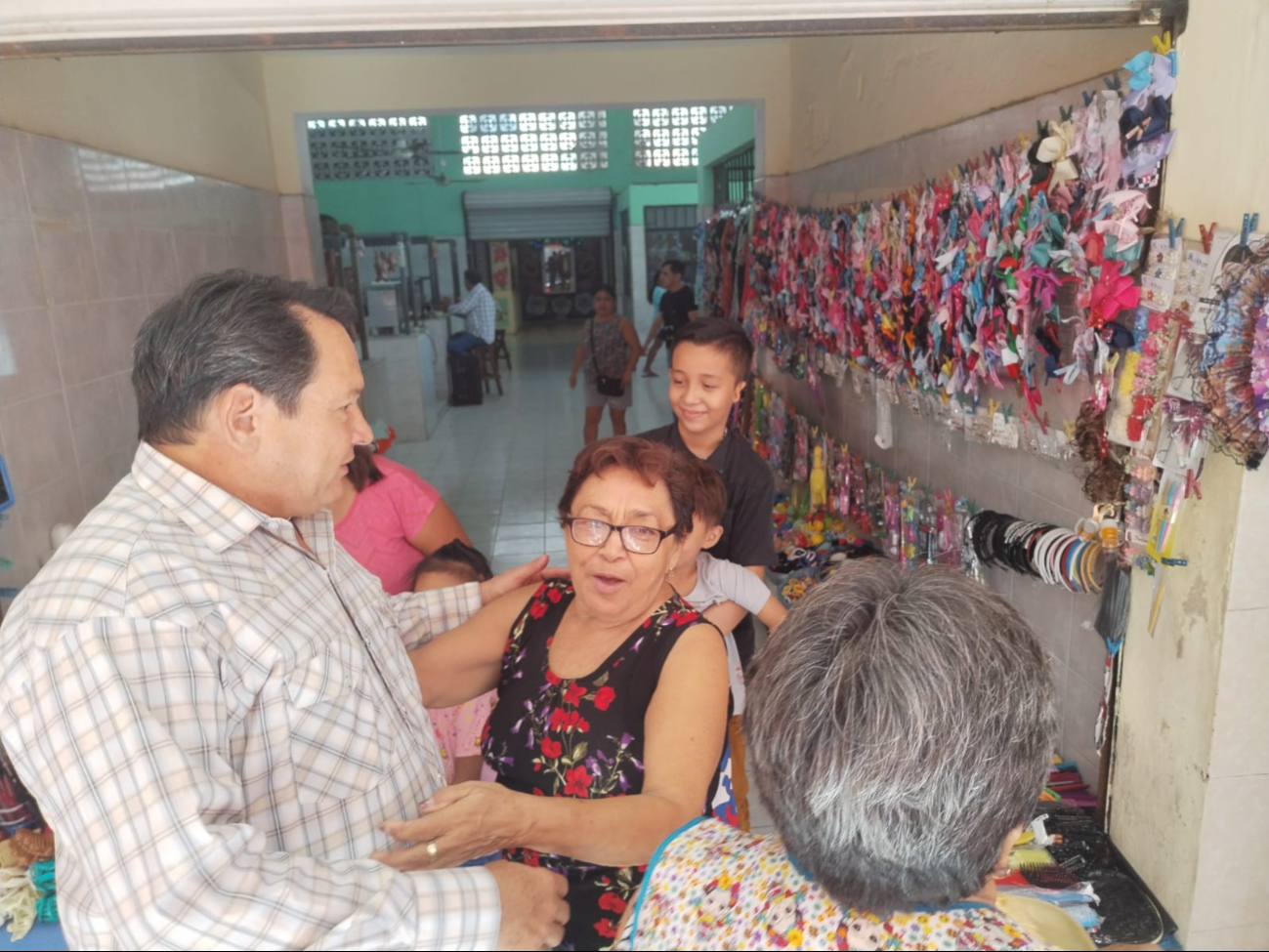  Joaquín Díaz Mena sorprende a locatarios y visitantes del Mercado Municipal de Buctzotz  