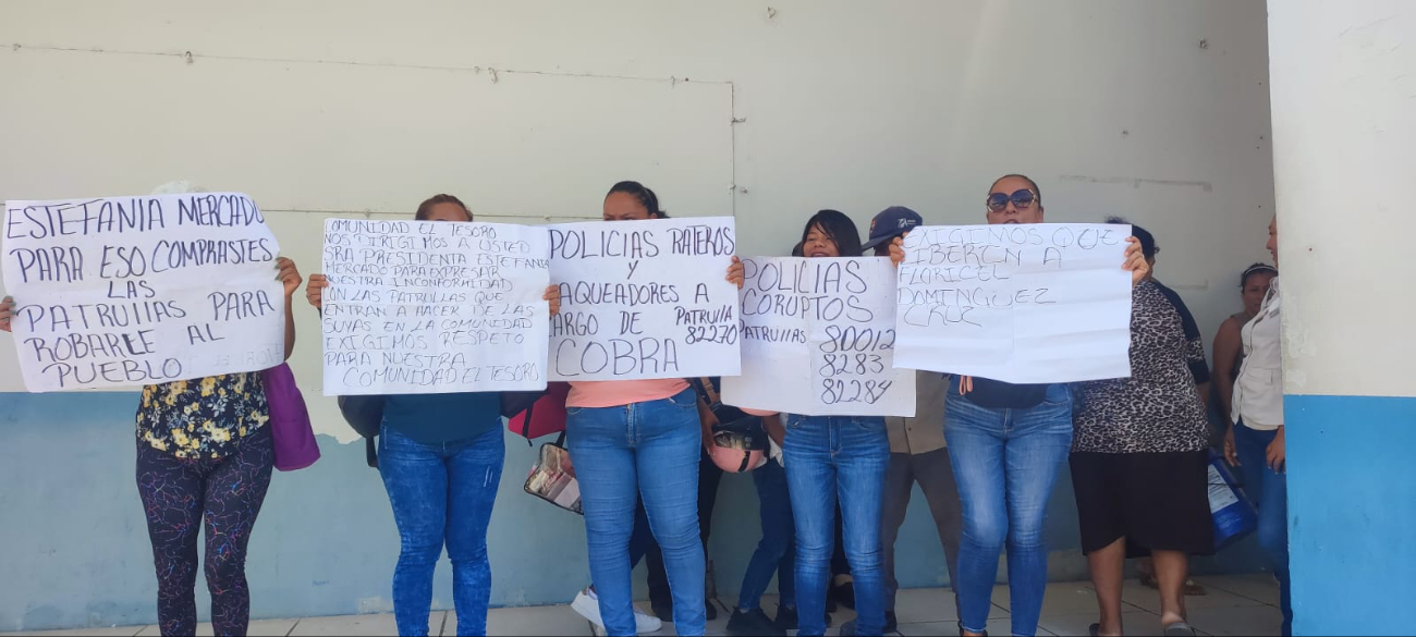 Los vecinos acudieron a las instalaciones para manifestarse por los abusos.