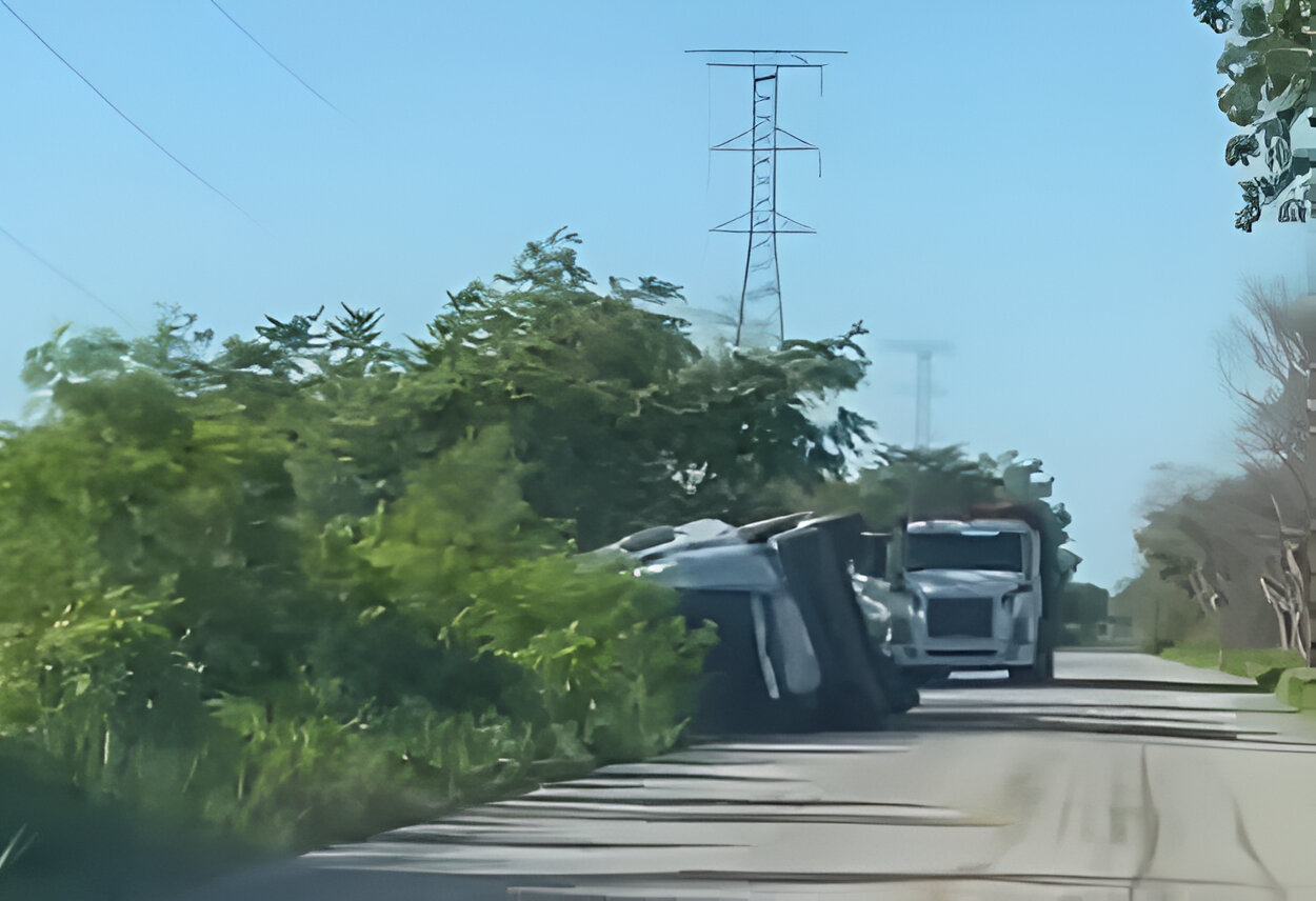Mal estado de carretera Sabancuy–Chekubul provoca volcadura de unidad pesada Mal estado de carretera Sabancuy–Chekubul provoca volcadura de unidad pesada