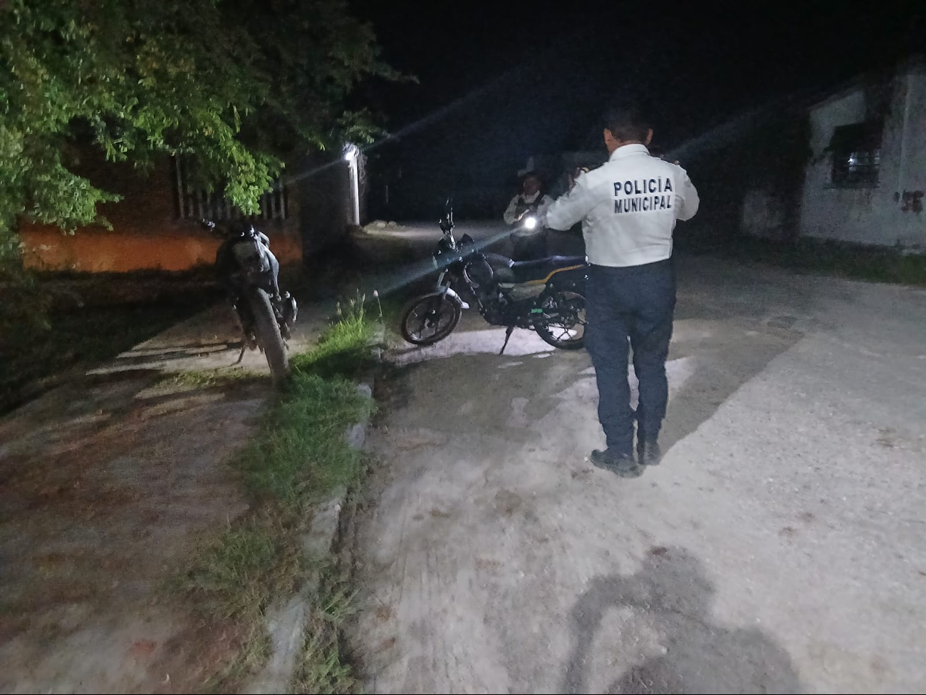 Mujer resulta lesionada de la cadera tras choque entre dos motocicletas en la colonia Salsipuedes, Escárcega. Mujer resulta lesionada de la cadera tras choque entre dos motocicletas en la colonia Salsipuedes, Escárcega.