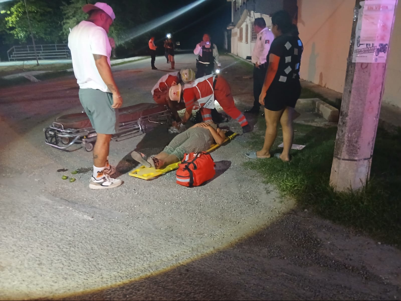 Paramédicos de la Cruz Roja atendieron a la lesionada y la trasladaron al hospital IMSS-Bienestar Janell Romero Aguilar. Paramédicos de la Cruz Roja atendieron a la lesionada y la trasladaron al hospital IMSS-Bienestar Janell Romero Aguilar.