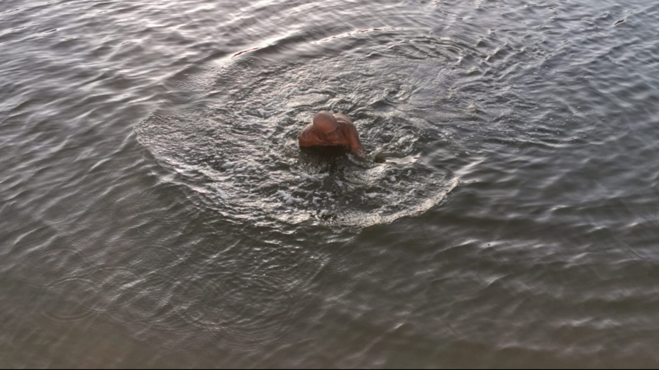Tolamba luchó contra el lagarto dentro del agua, pero el animal logró escapar. Tolamba luchó contra el lagarto dentro del agua, pero el animal logró escapar.