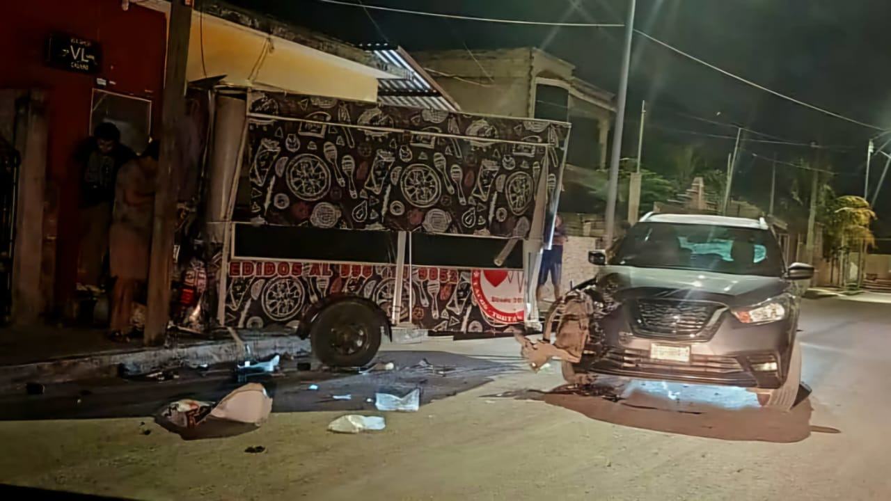 Un conductor ebrio dormido al volante se estrelló contra un remolque de antojitos estacionado en vía pública en Calkiní, Campeche. Un conductor ebrio dormido al volante se estrelló contra un remolque de antojitos estacionado en vía pública en Calkiní, Campeche.