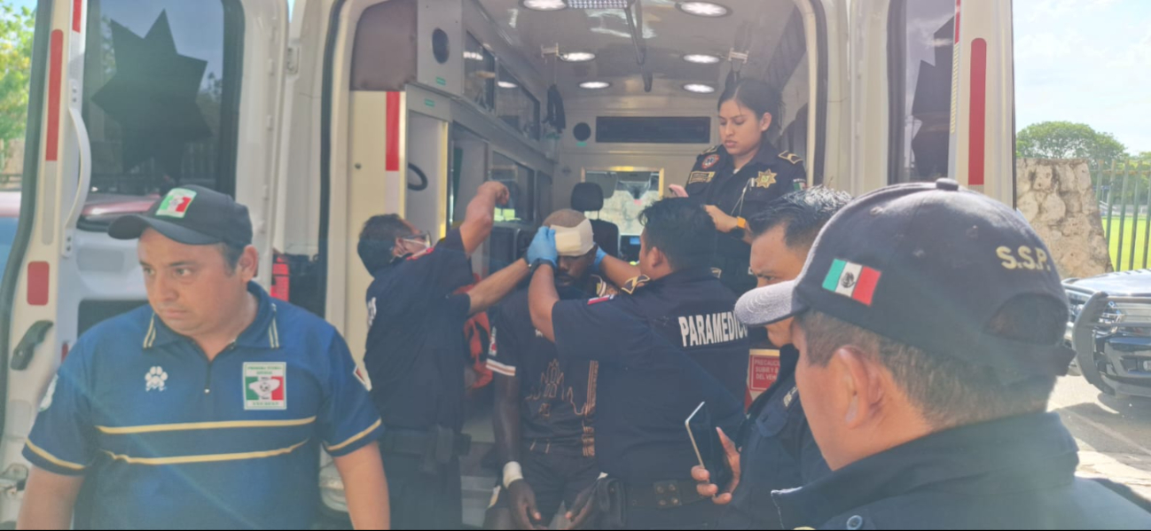 El defensa colombiano Joao Sandoval tuvo un choque de cabeza que le abrió la ceja izquierda.