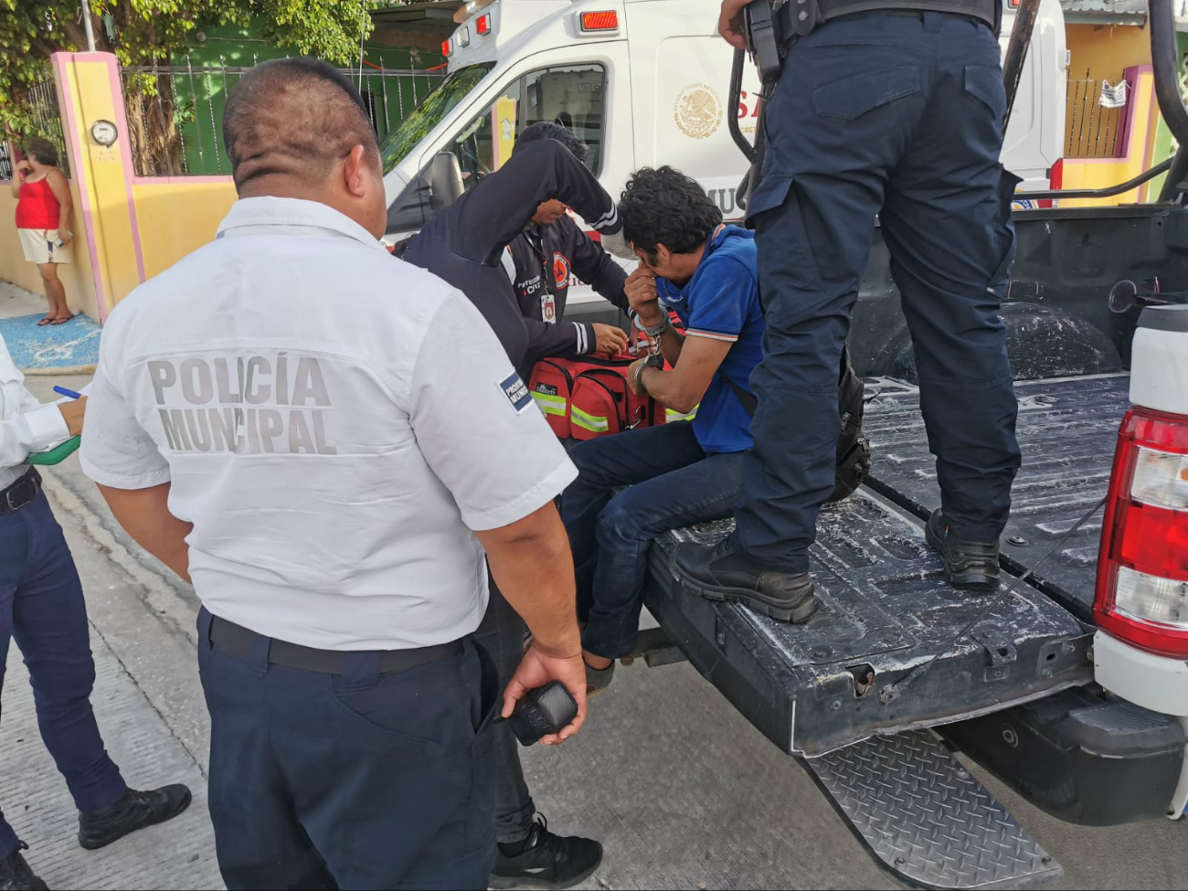 El detenido fue atendido por paramédicos, ya que fue golpeado por los vecinos. El detenido fue atendido por paramédicos, ya que fue golpeado por los vecinos.
