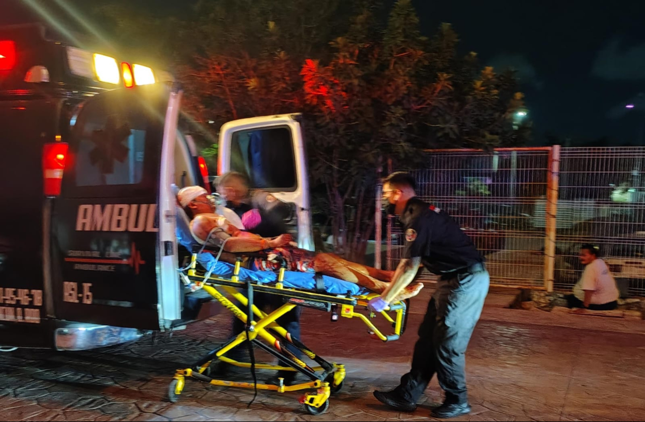 El hombre herido fue trasladado por una ambulancia al hospital para recibir atención. El hombre herido fue trasladado por una ambulancia al hospital para recibir atención.