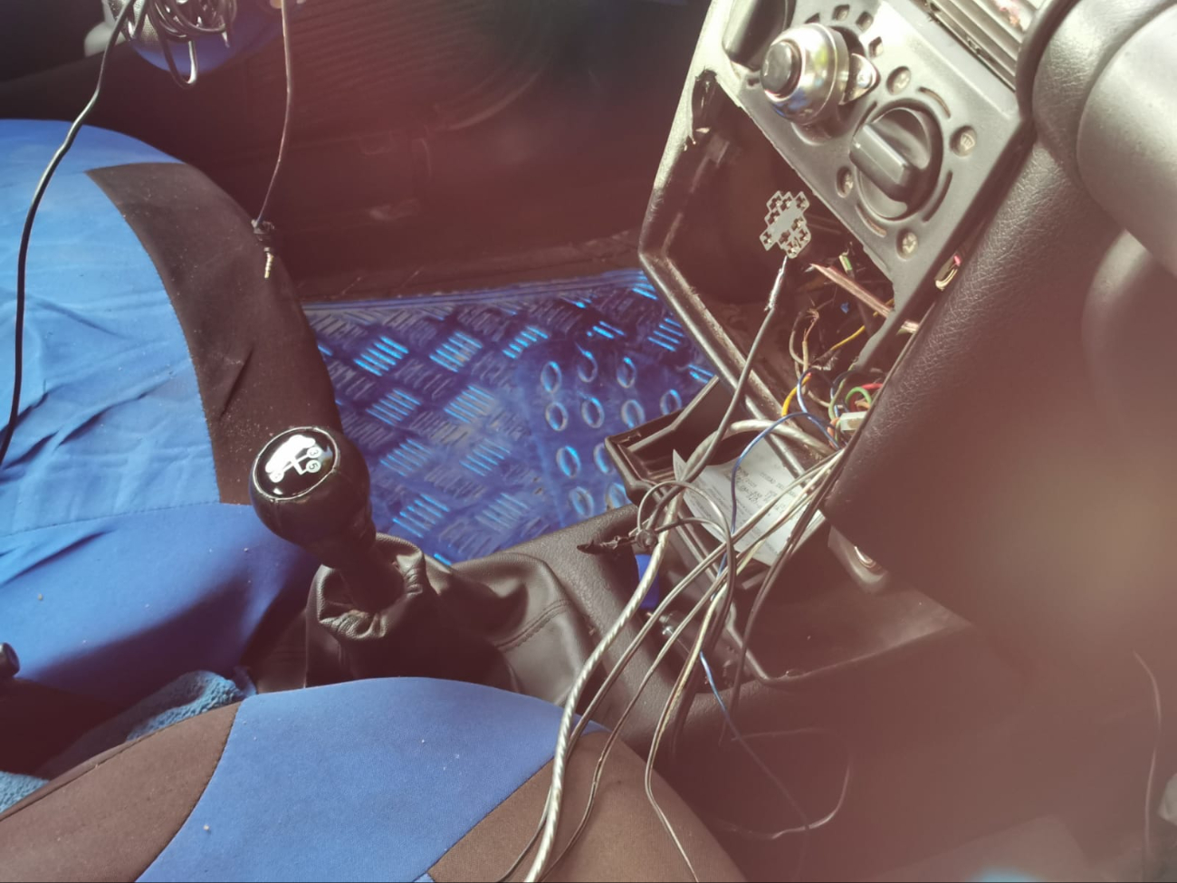 El sujeto intentó robar el estéreo del automóvil Chevy color azul. El sujeto intentó robar el estéreo del automóvil Chevy color azul.