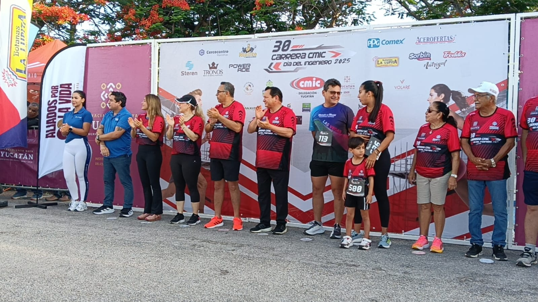 Joaquín Díaz Mena da inicio con la Carrera CMIC en Mérida