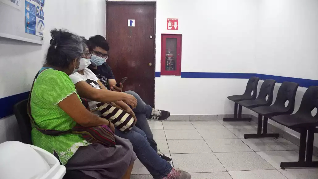 Niños y adultos mayores son más propensos a sufrir de vómito y diarrea por comer alimentos en mal estado; los consultorios particulares registran más pacientes de lo usual. Niños y adultos mayores son más propensos a sufrir de vómito y diarrea por comer alimentos en mal estado; los consultorios particulares registran más pacientes de lo usual.