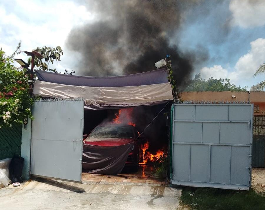 Se incendia auto dentro de casa en Champotón; moviliza a cuerpos de emergencia
