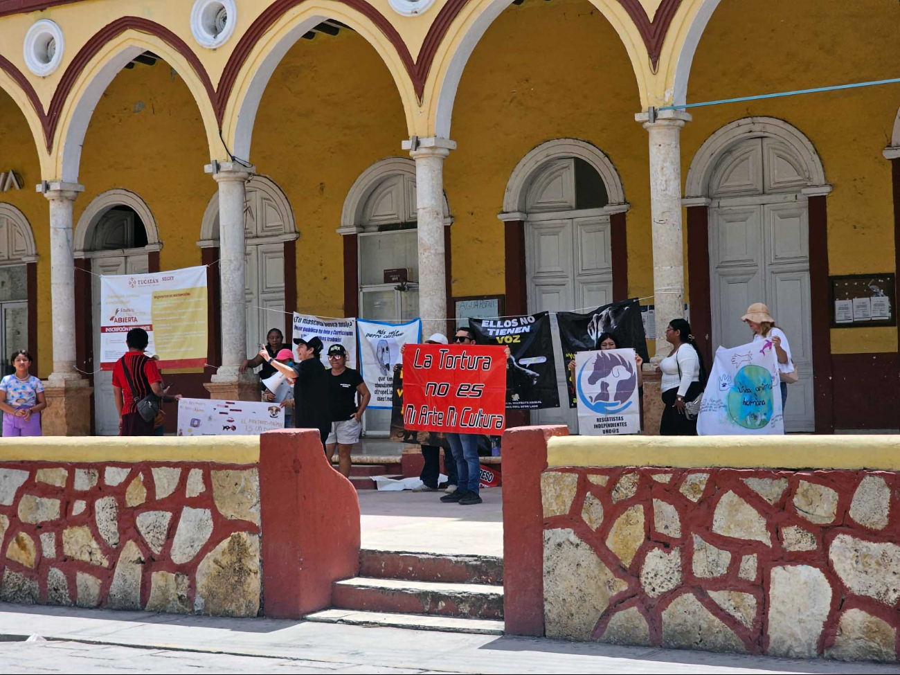 Decenas de pobladores, activistas y defensores de derechos marchan contra el maltrato animal