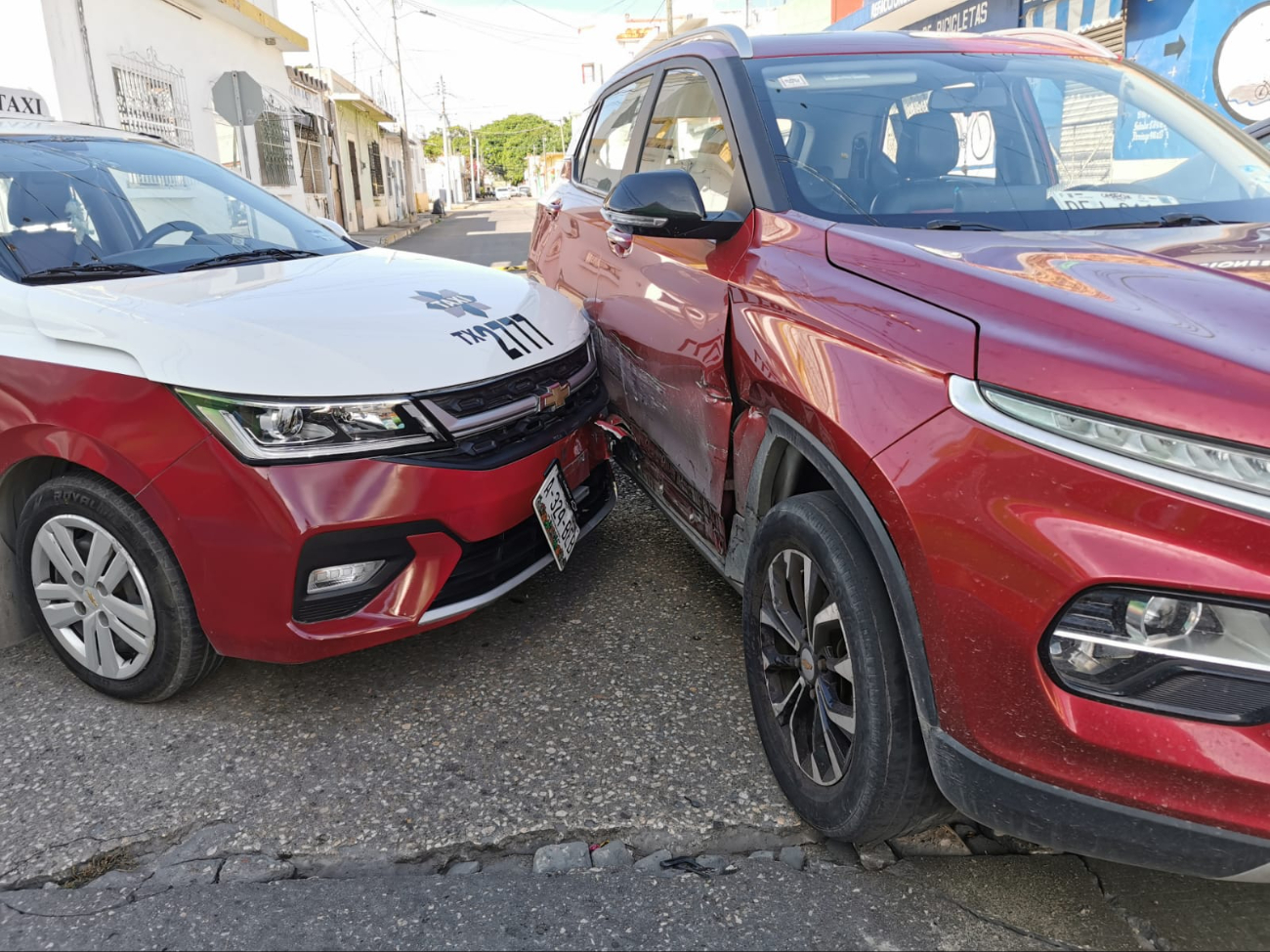 El taxi impacto uno de los costados de la camioneta, que al parecer no respetó su alto. El taxi impacto uno de los costados de la camioneta, que al parecer no respetó su alto.