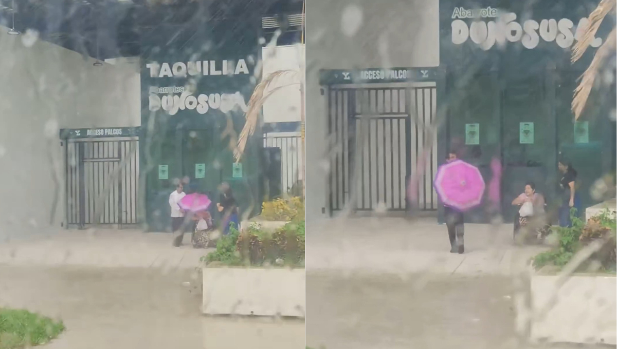 En Mérida, un operador del Va y Ven ayudó a una mujer en silla de ruedas durante una intensa lluvia.