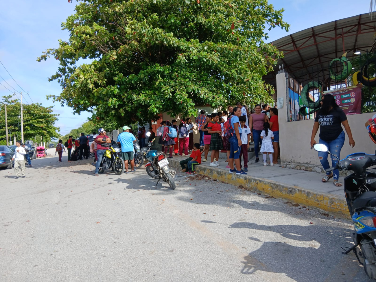 Padres de Escárcega bloquean escuela en demanda de reinstalación de director y remoción de intendente   