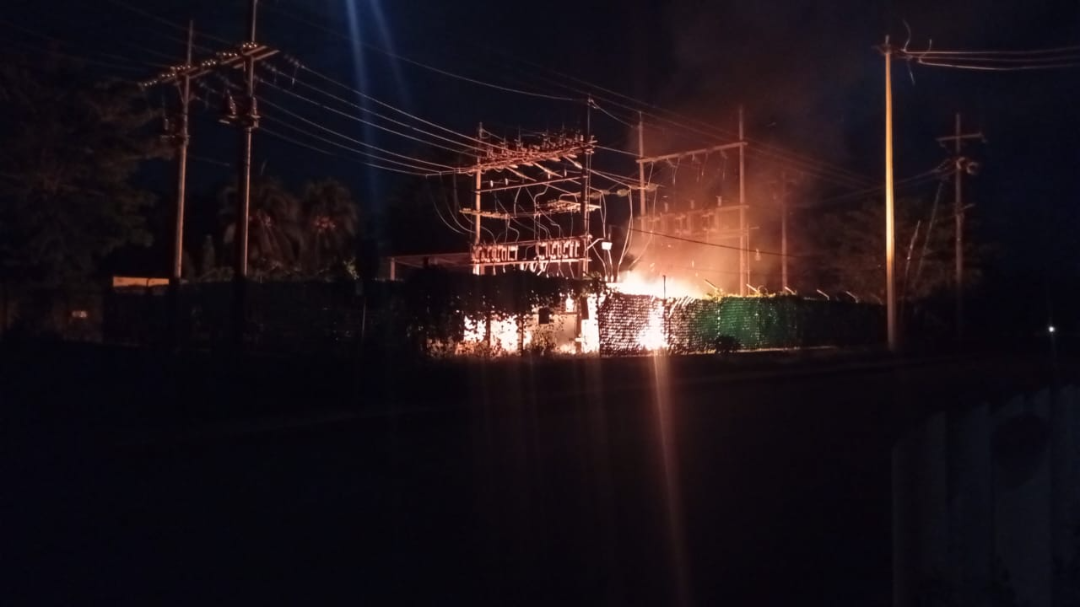 Explosión e incendio en instalaciones de la CFE de Lázaro Cárdenas, deja sin luz a miles de habitantes