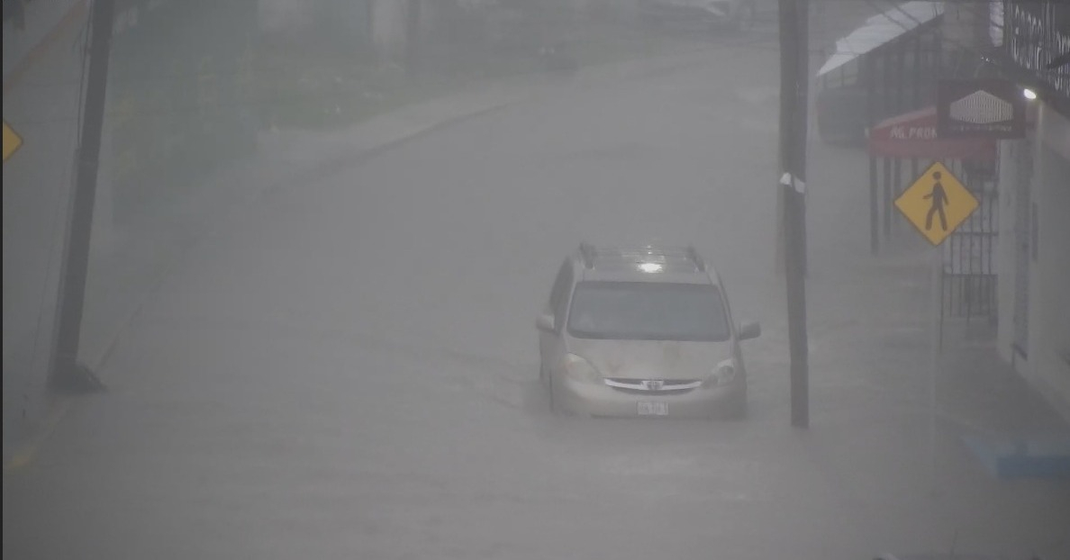 Lluvias por Onda Tropical 10 causan caos vial en Campeche: Protección Civil emite alerta