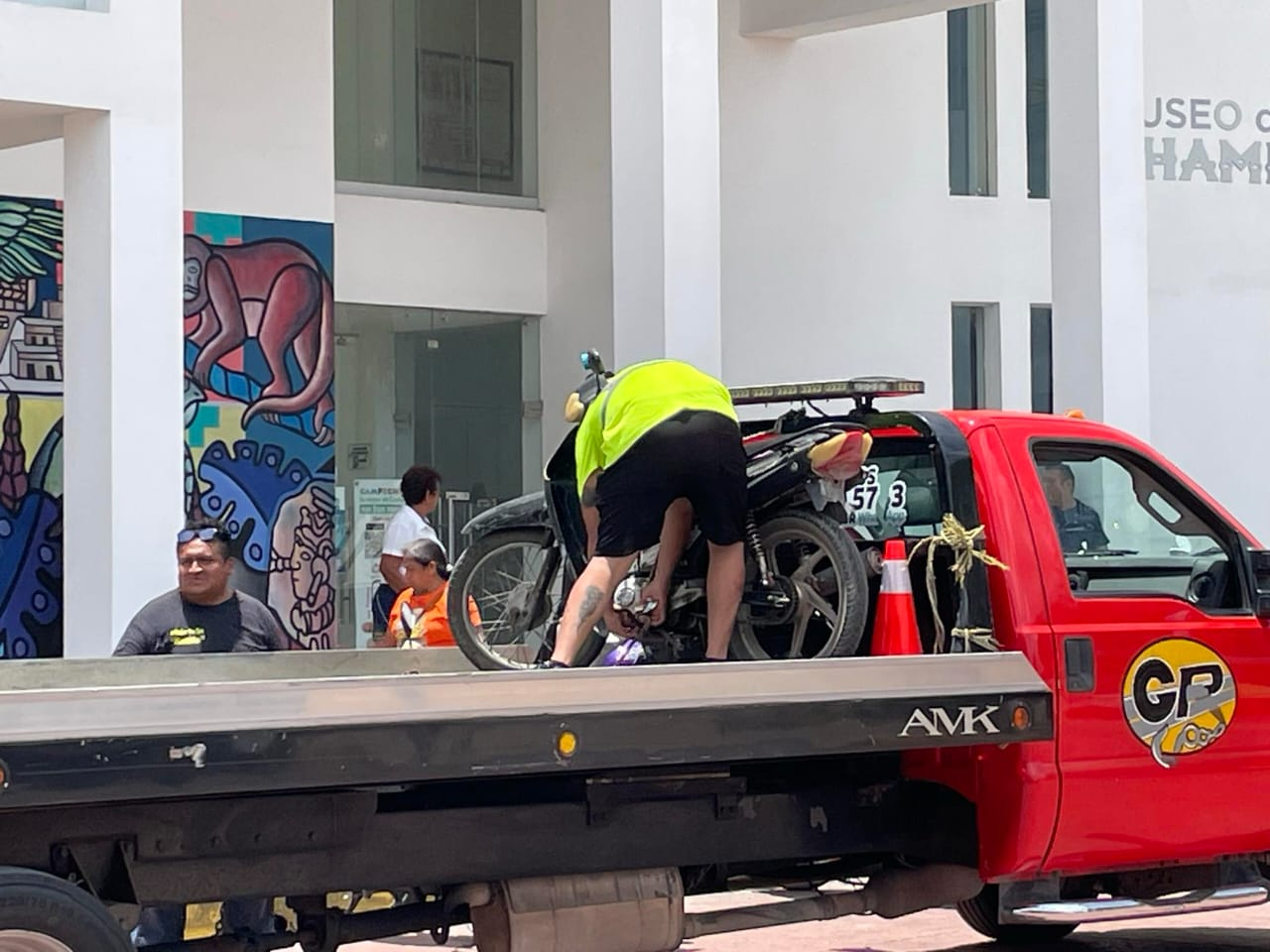 Moto bloquea rampa en Champotón y es retirada por grúa; dueño deberá pagar multa para recuperarla   