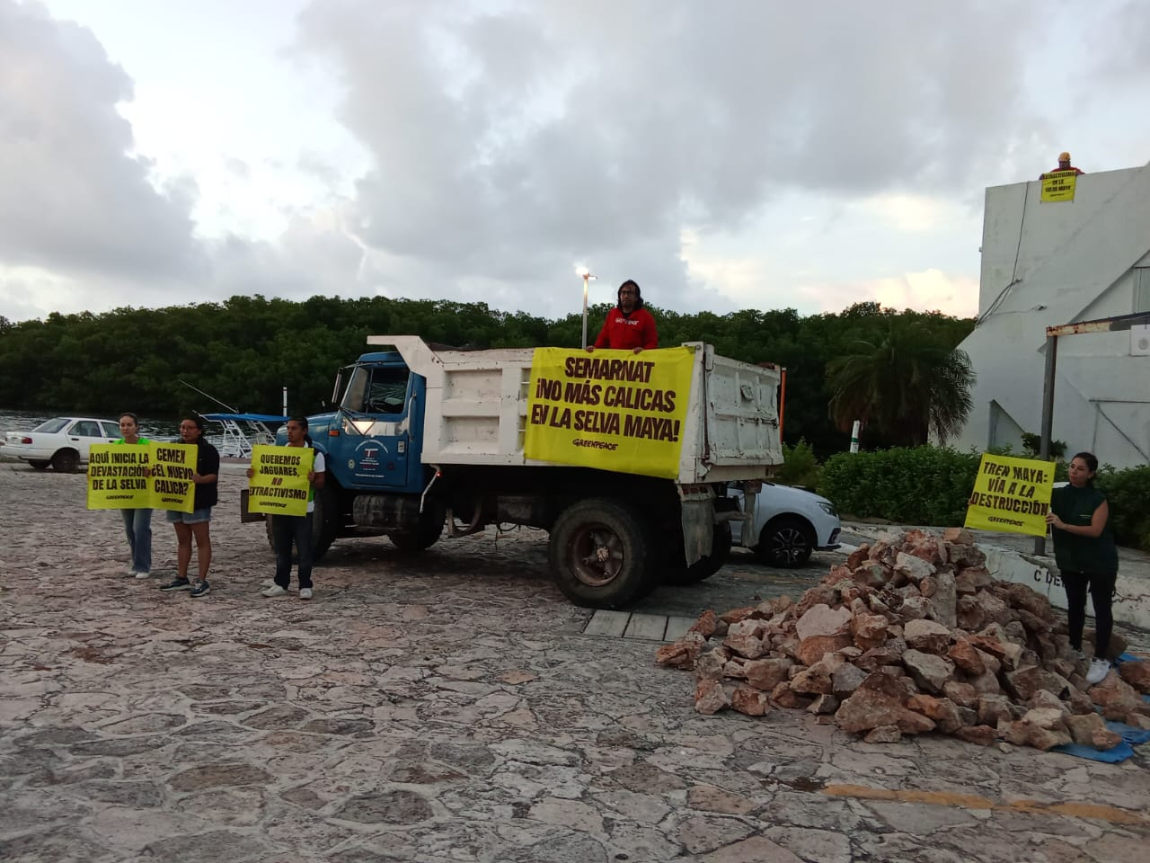 Reclaman la reciente autorización otorgada a Cemex para deforestar y dinamitar cerca de 650 hectáreas de selva virgen Reclaman la reciente autorización otorgada a Cemex para deforestar y dinamitar cerca de 650 hectáreas de selva virgen