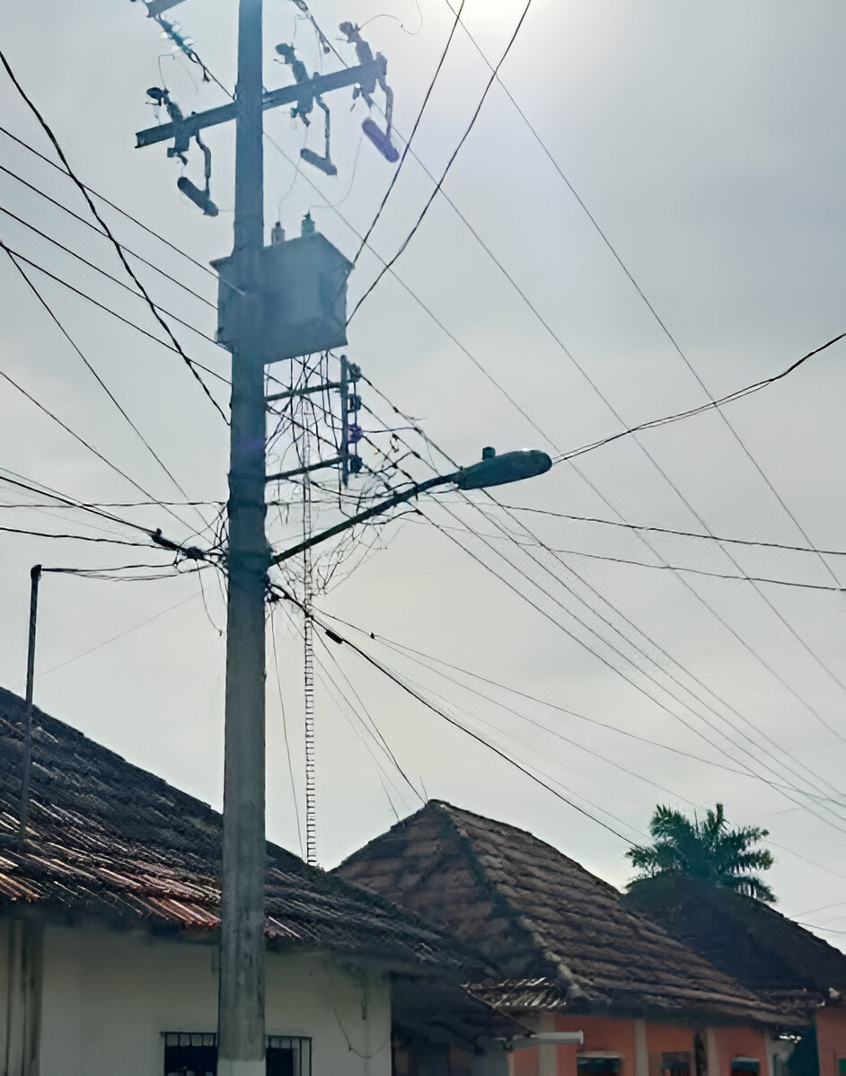 Sin luz en Palizada por corto en transformador; vecinos exigen solución