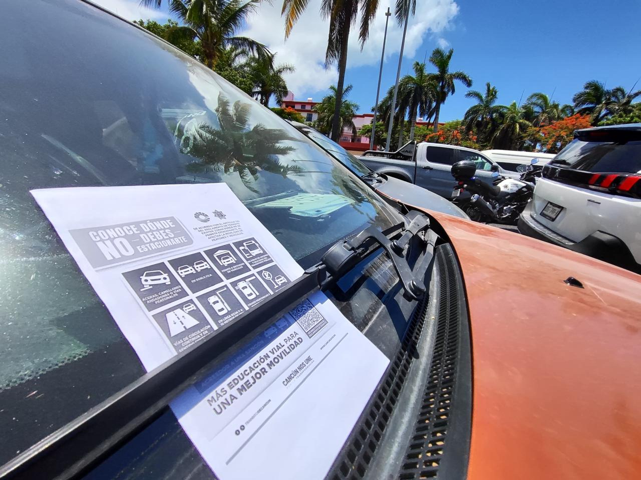 También se repartieron folletos informativos sobre zonas prohibidas para estacionarse También se repartieron folletos informativos sobre zonas prohibidas para estacionarse